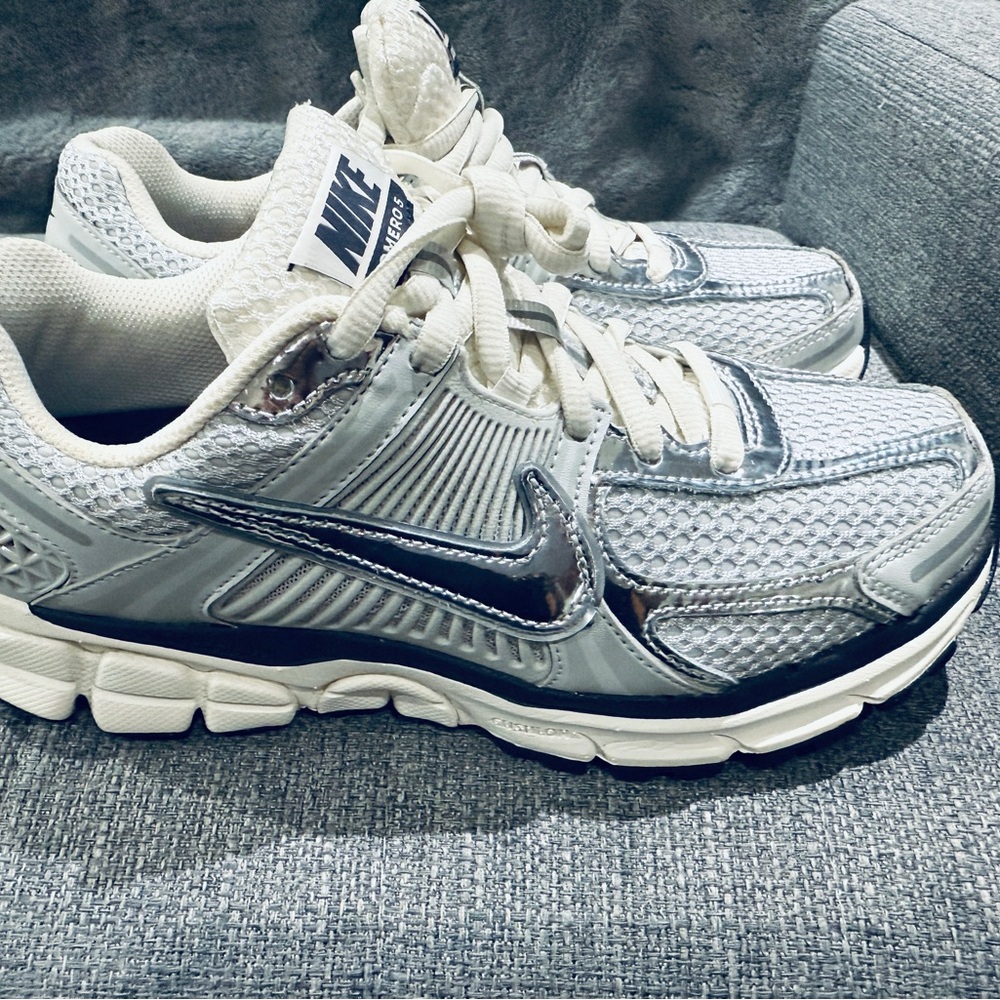 NIKE Zoom Vomero 5 Photon Dust Metallic Silver
